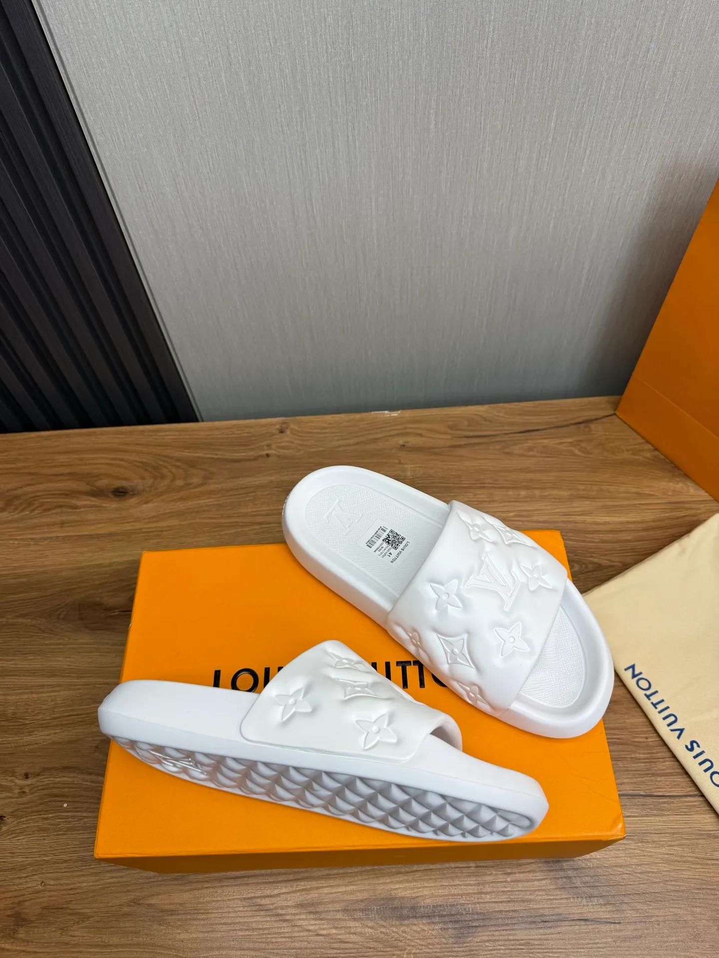 Men's shoes 💰260💰 ▪️LV's popular Little Red Book popular slippers hot sale: 1 shipment✅ Super textured and comfortable slippers, original TPU outsole. Authentic counter box drawer box packaging 🎁Size 38-45